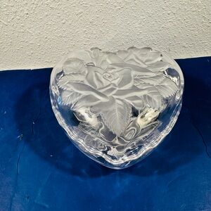 Vtg Glass Heart etched 3-D Floral Flower Rose Trinket Box Jewelry Holder Decor